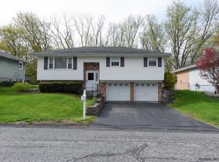 16 Chestnut Ct, Rensselaer, NY 12144
