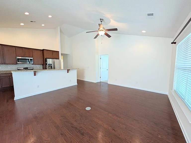 504 Cedar Lakes Dr — Photo 10