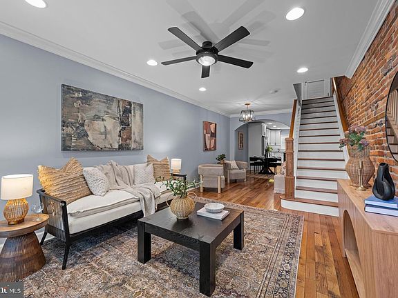 4th image of 110 E Clement St