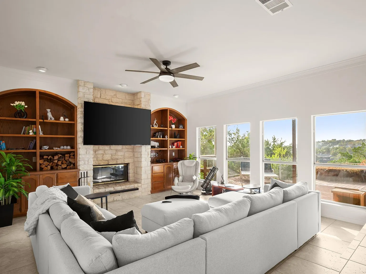 4 bed, 3.0 bath, 2687 sqft, $8,000 — Photo 3