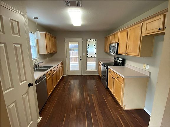 5th image of 2806 Zachary Ln