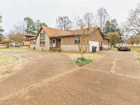 3rd image of 358 Country Club Dr