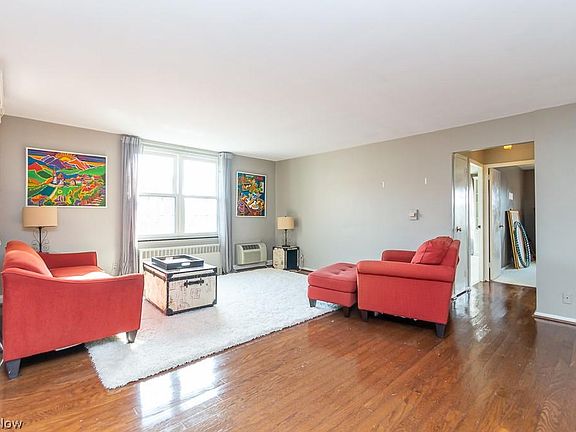 3rd image of 19100 Van Aken Blvd #521
