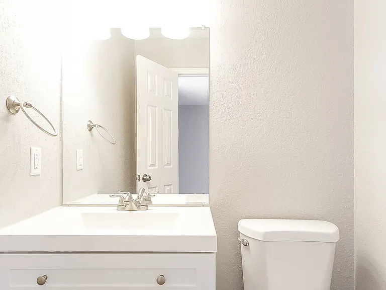 1043316_028_bathroom_13281997.jpg