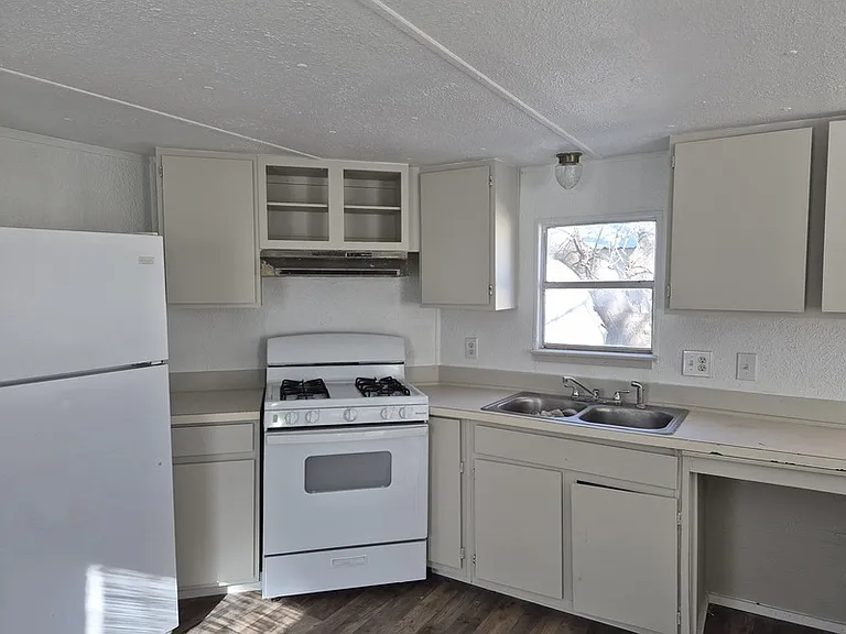 209 S Avenue B #11 — Photo 3