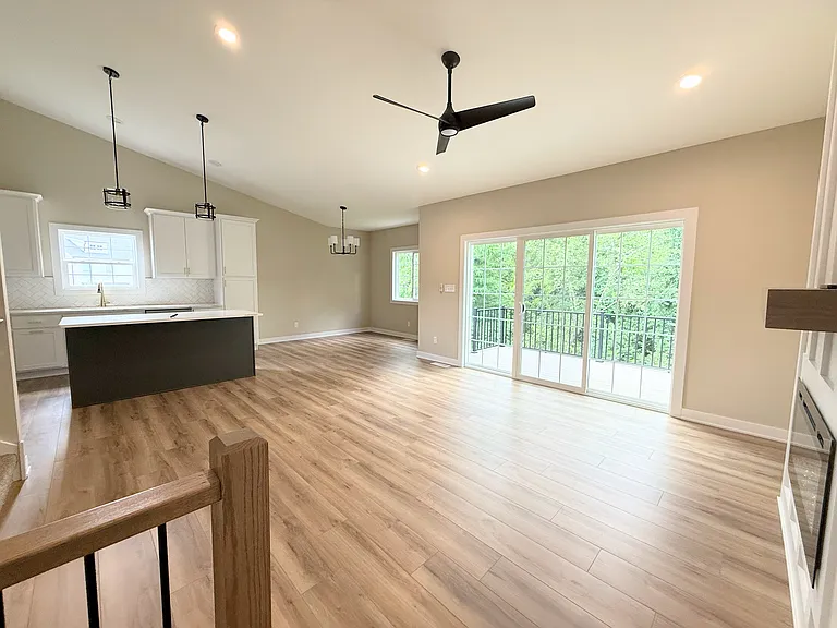 1604 Melanie Ln — Photo 4
