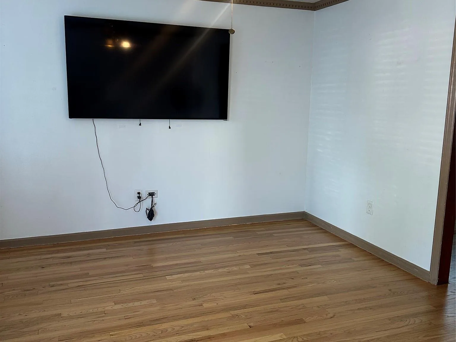 3 bed, 1.0 bath, 1350 sqft, $3,300 — Photo 4
