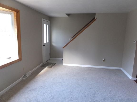 5th image of 14826 Sharon Ave