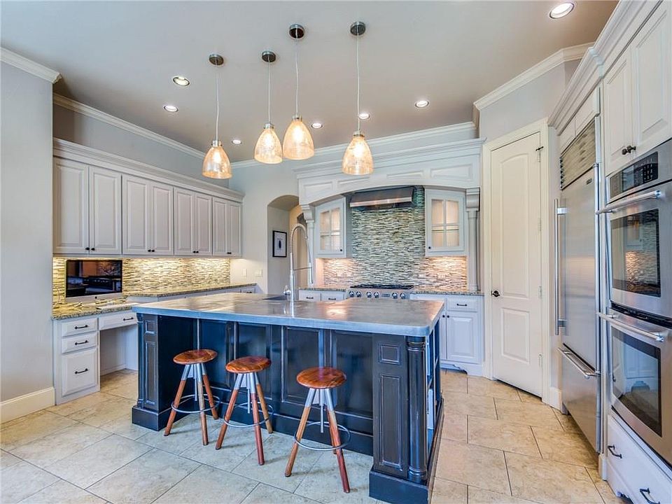 1st image of 2612 Queen Elizabeth Blvd