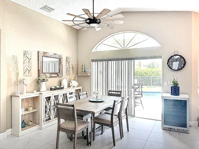 15072 Corby Ct — Photo 2
