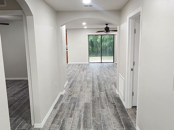 5th image of 706 Chatham Walk Dr