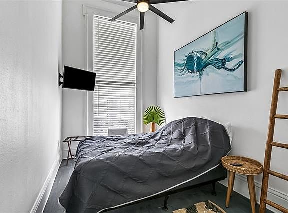 2nd image of 414 Burgundy St APT 2