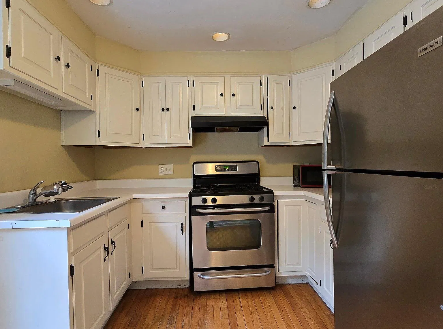 2 bed, 1.0 bath, 696 sqft, $2,400 — Photo 4