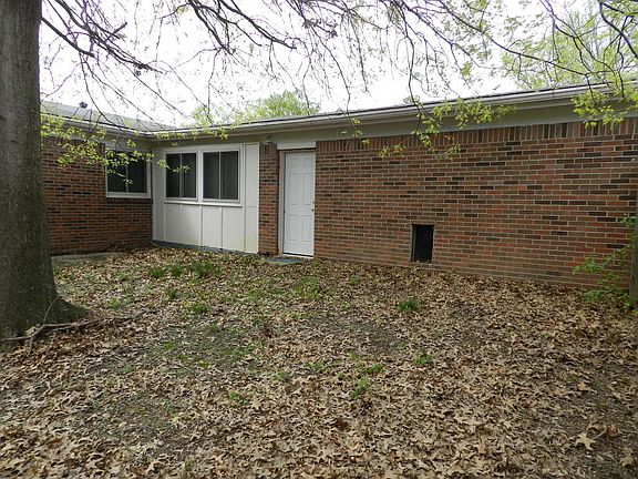 3rd image of 2220 Bushnell Dr
