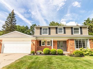 15720 Robinwood Dr, Northville, MI 48168
