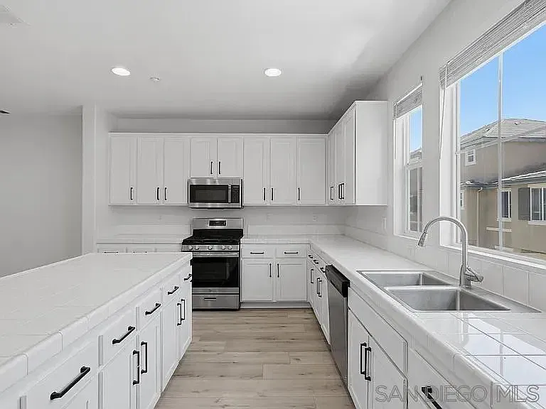 3 bed, 3.5 bath, 1697 sqft, $4,000 — Photo 3