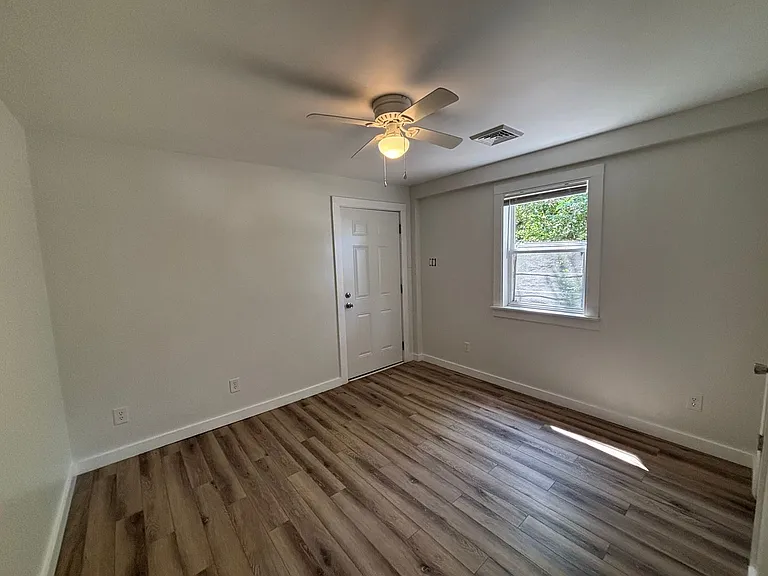 220 Parker Ln — Photo 9