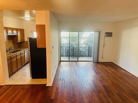 5th image of 1036 N Stanley Ave #8
