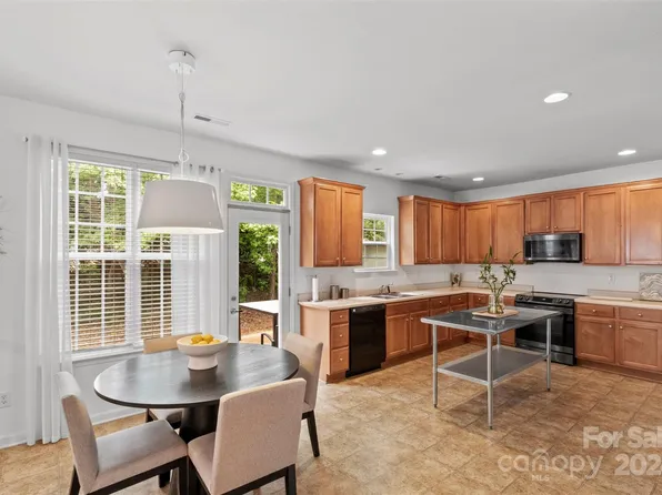 8515 Ridgeline Ln, Charlotte, NC 28269