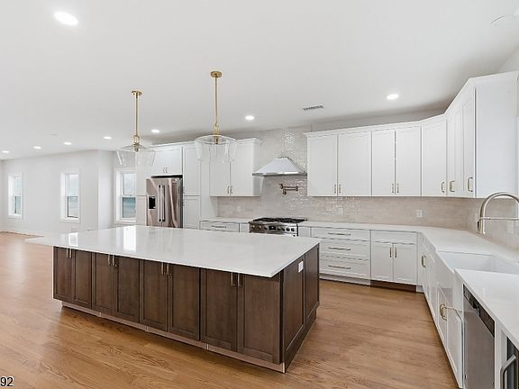 5th image of 54 WE Washington Avenue