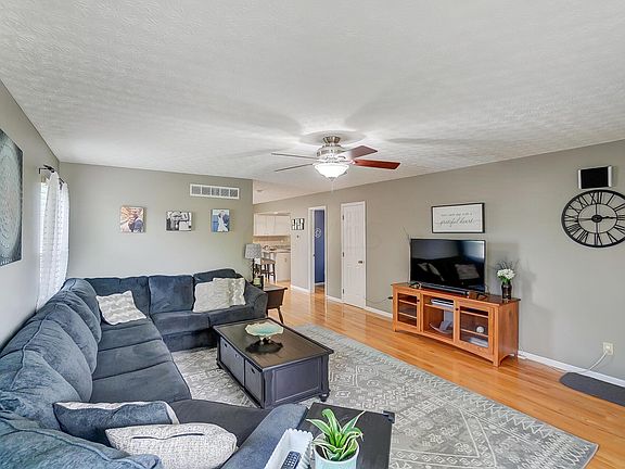 5th image of 3594 Carlotta St
