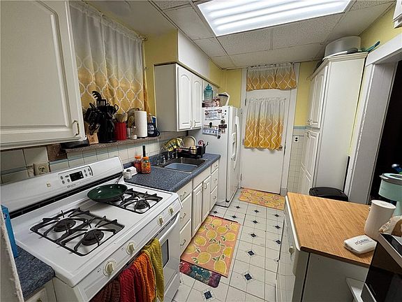 5th image of 3476 Webster Ave