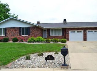 5 Merlin Ct, Breese, IL 62230