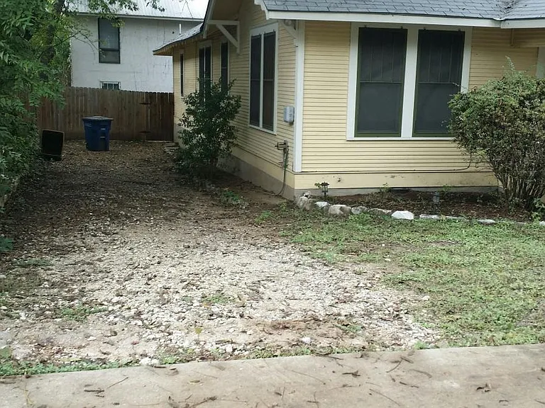 2818 Salado St — Photo 2