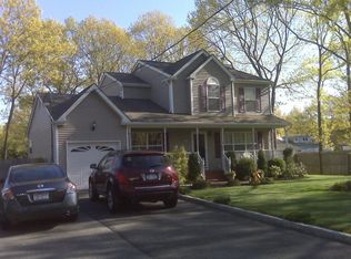 90 Dawn Dr, Shirley, NY 11967