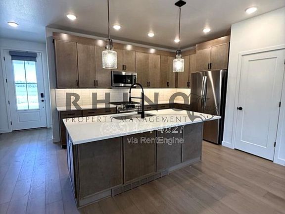 5th image of 863 Halvorsen Pkwy