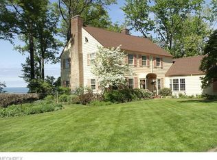1055 Erie Cliff Dr, Lakewood, OH 44107
