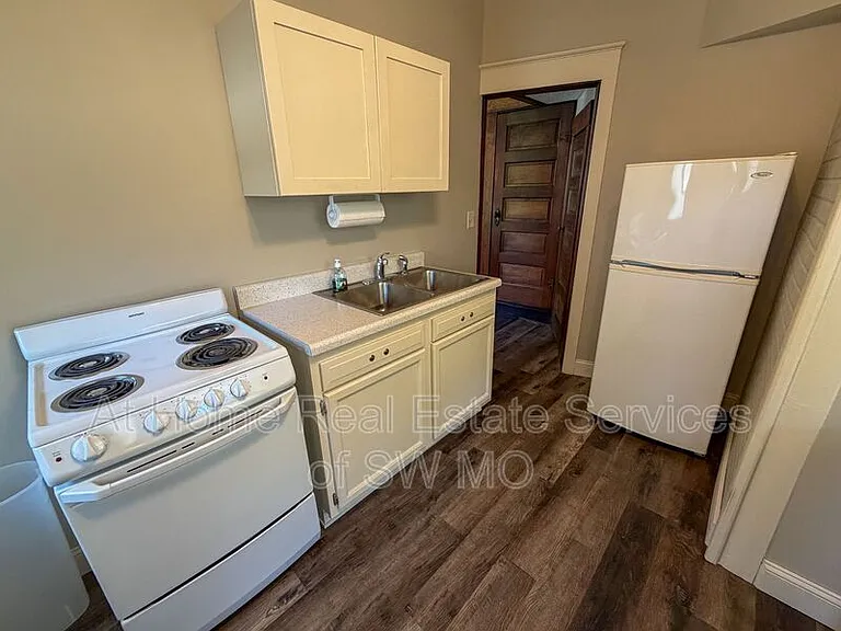 839 S Broadway Ave #B — Photo 2