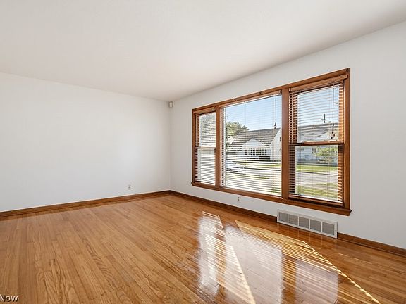 4th image of 23881 Puritan Ave