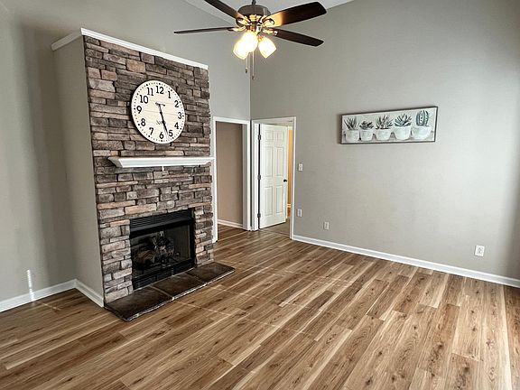 3rd image of 1484 Cedar Springs Cir
