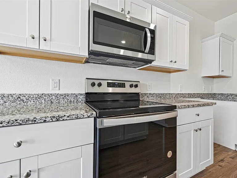 654 Amesbury Rd — Photo 18