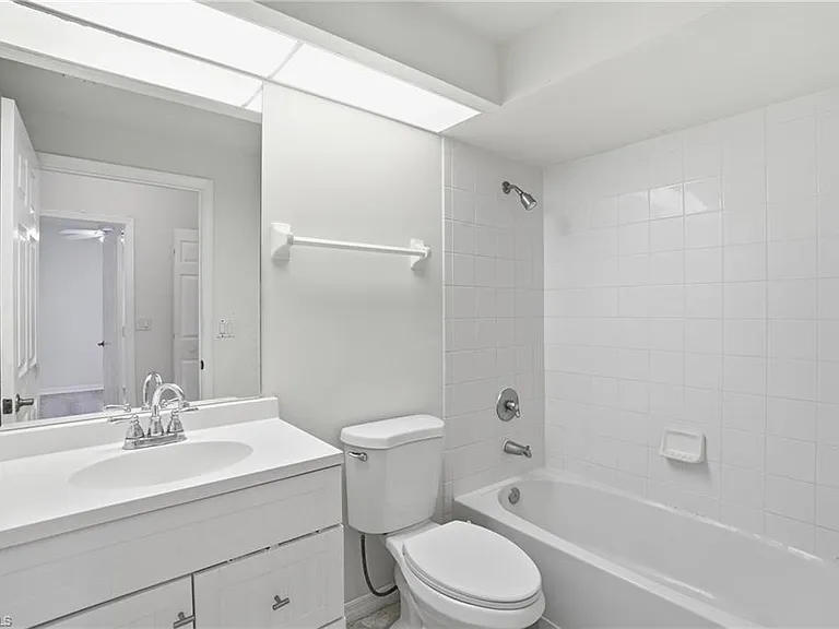 2460 Old Groves Rd #E-102 — Photo 18
