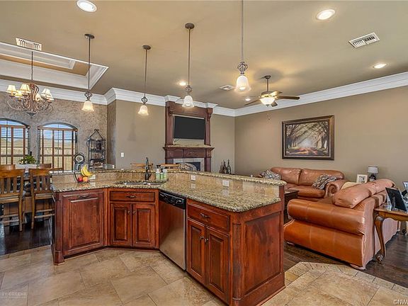 4th image of 316 Camelback Dr