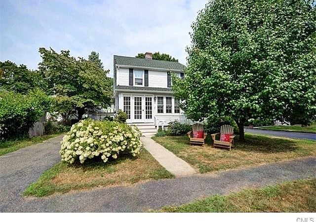 Wonderful Sturges Park Dutch Colonial on convenient cul-de-sac