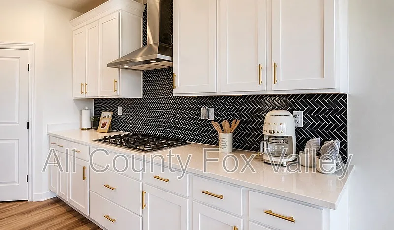 4 bed, 2.5 bath, 2598 sqft, $4,950 — Photo 3