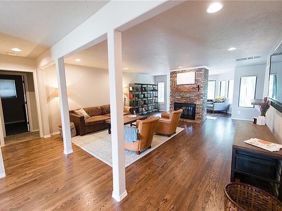4th image of 2323 SW 122nd Pl