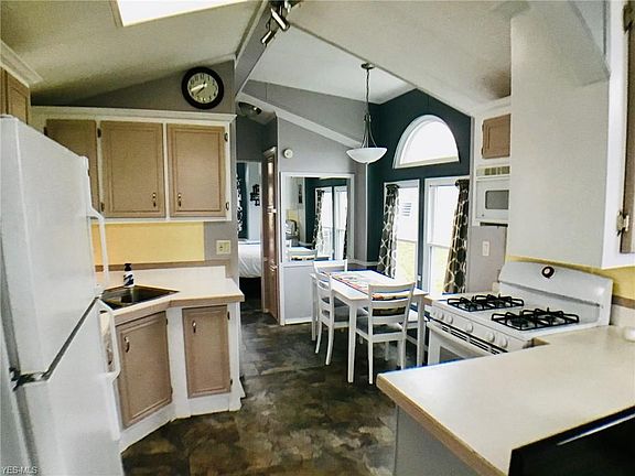 5th image of 8 Carol Lee Dr