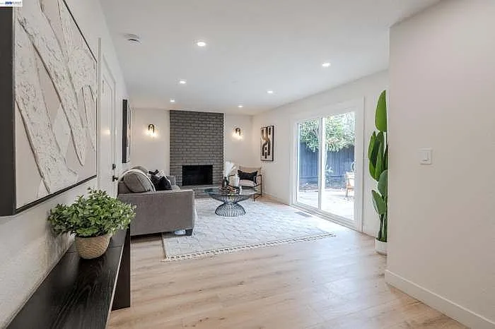 3743 Sanford St — Photo 12