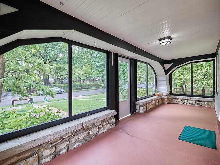 5740 Charlotte St — Photo 2