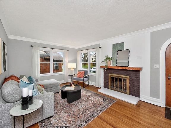 3rd image of 1655 Beaver Ave