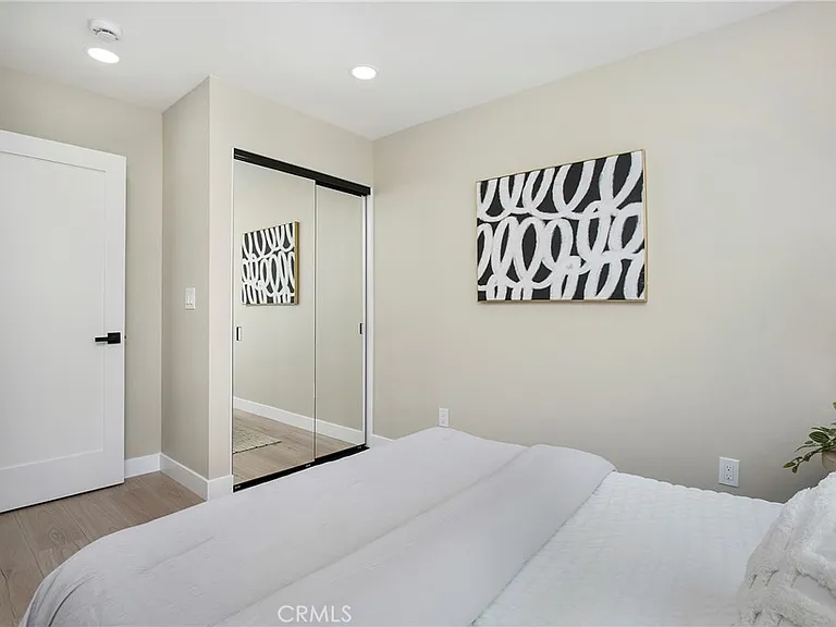 708 E Elm St — Photo 9