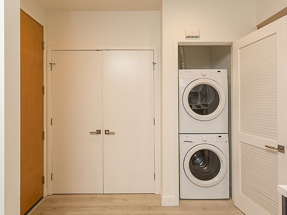 5th image of 11269 Camarillo St #402