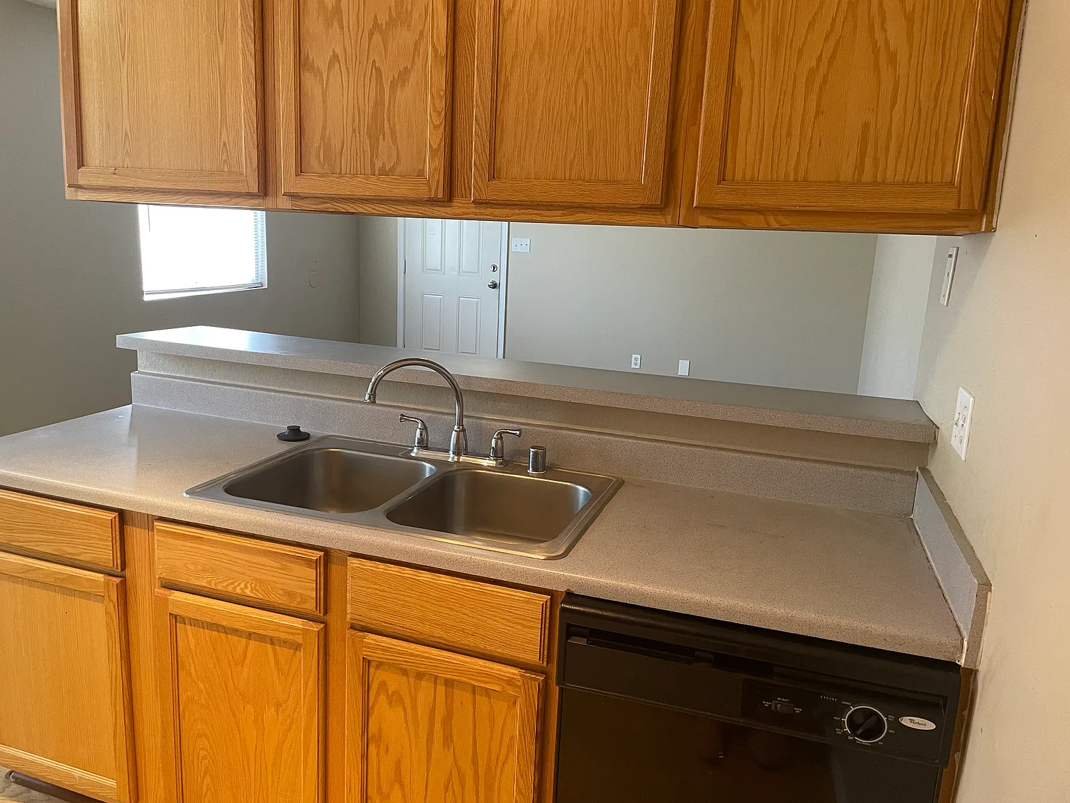 2 Bedroom Ridgecrest Apartment w/ Ref Air& Washer/Dryer! — Photo 3