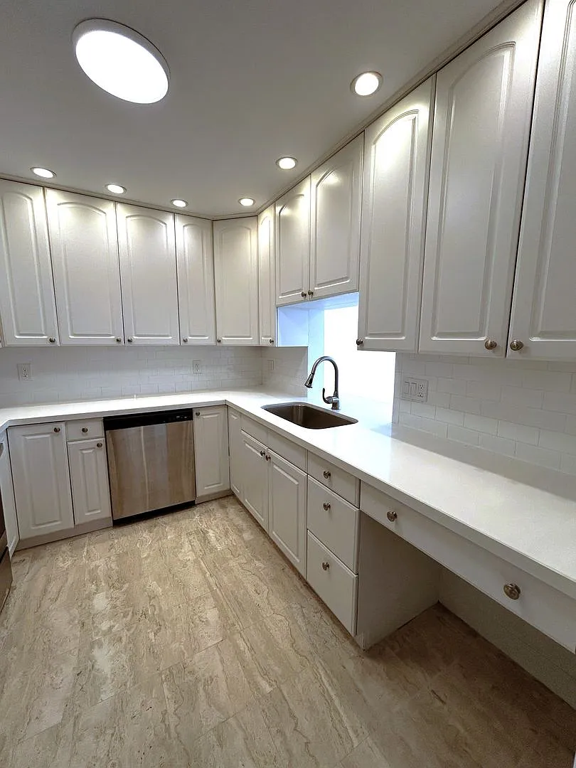 Building Photo - 619 Orton Ave #302