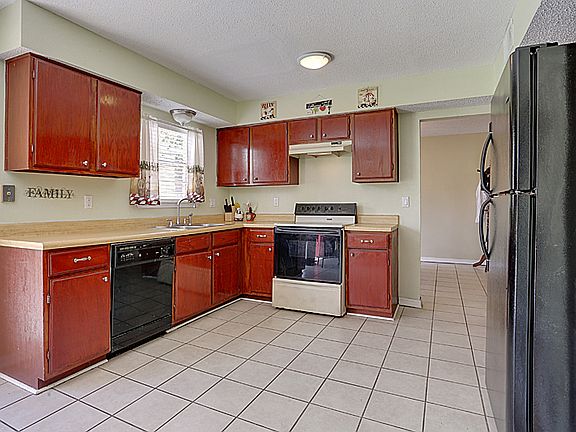 4th image of 219 Medina Ct