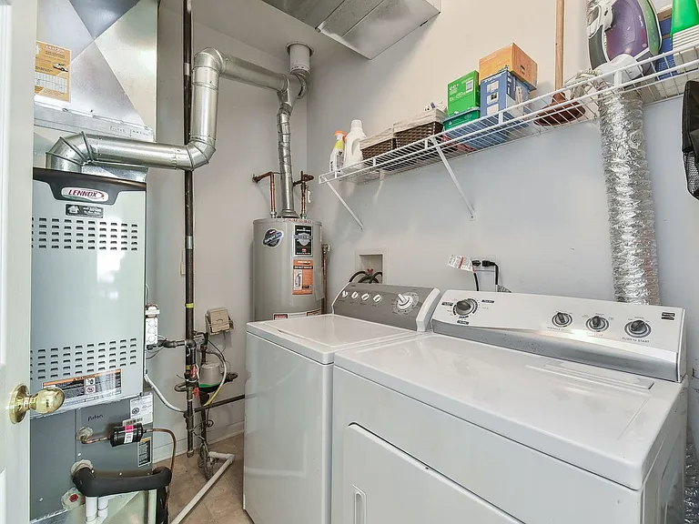 1011 Woodview Ct — Photo 9